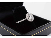 Witgouden entourage ring met centrale natuurlijke diamant van 0.90 carat - afbeelding 6 van  9