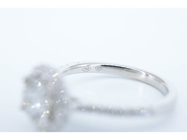 Witgouden entourage ring met centrale natuurlijke diamant van 0.90 carat - afbeelding 7 van  9