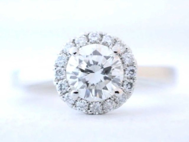 Witgouden entourage ring met diamanten en centraal een 0.50 carat diamant - afbeelding 1 van  5