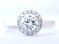 Witgouden entourage ring met diamanten en centraal een 0.50 carat diamant - afbeelding 1 van  5
