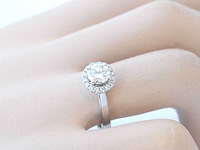 Witgouden entourage ring met diamanten en centraal een 0.50 carat diamant - afbeelding 2 van  5