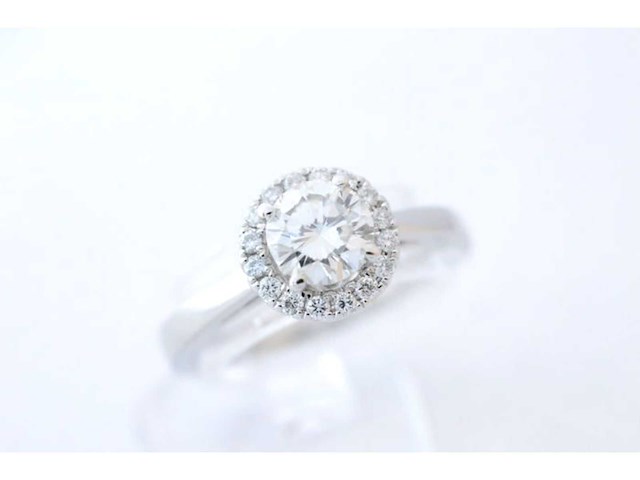 Witgouden entourage ring met diamanten en centraal een 0.50 carat diamant - afbeelding 4 van  5