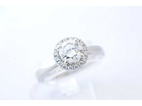 Witgouden entourage ring met diamanten en centraal een 0.50 carat diamant - afbeelding 4 van  5