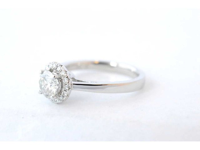 Witgouden entourage ring met diamanten en centraal een 0.50 carat diamant - afbeelding 5 van  5