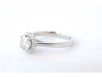 Witgouden entourage ring met diamanten en centraal een 0.50 carat diamant - afbeelding 5 van  5