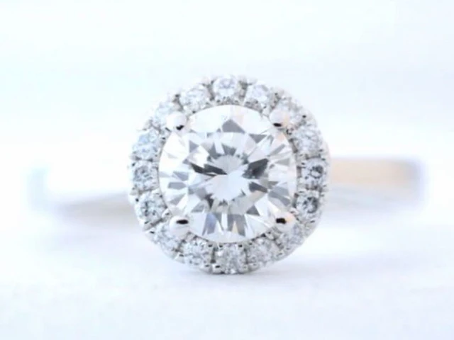 Witgouden entourage ring met diamanten en centraal een 0.50 carat diamant - afbeelding 1 van  6