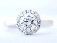 Witgouden entourage ring met diamanten en centraal een 0.50 carat diamant