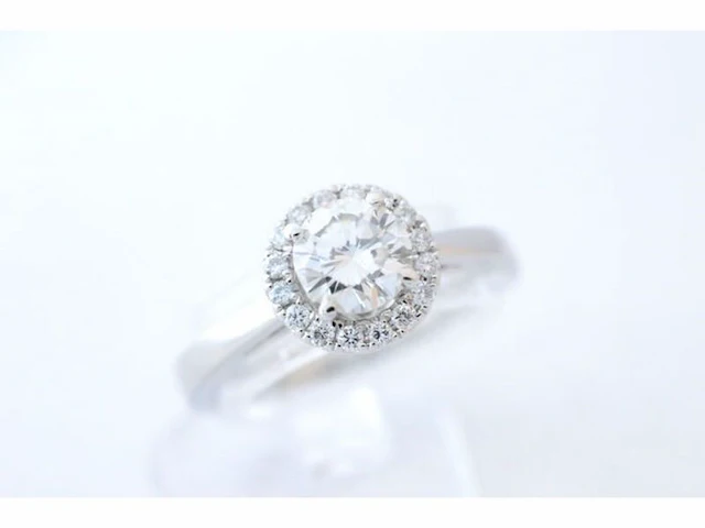 Witgouden entourage ring met diamanten en centraal een 0.50 carat diamant - afbeelding 3 van  6