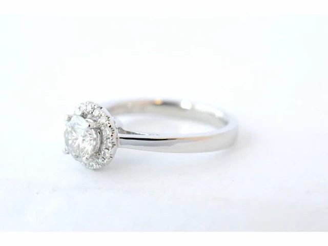 Witgouden entourage ring met diamanten en centraal een 0.50 carat diamant - afbeelding 4 van  6