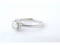 Witgouden entourage ring met diamanten en centraal een 0.50 carat diamant - afbeelding 4 van  6