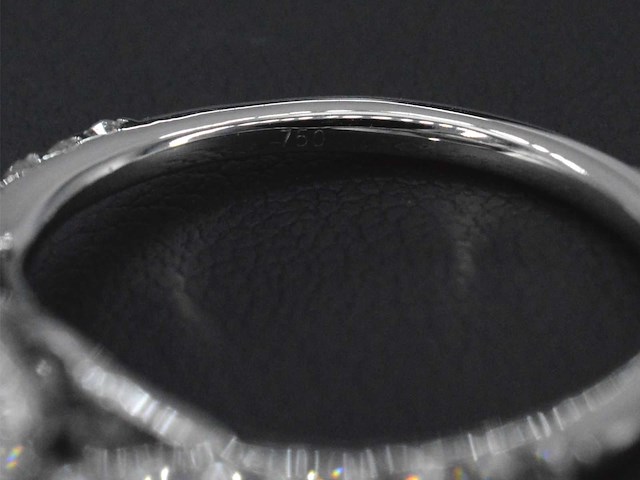 Witgouden entourage ring met diamanten en een briljant - afbeelding 2 van  10