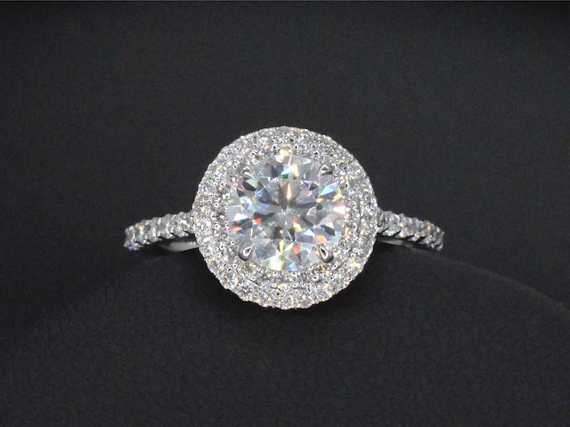Witgouden entourage ring met diamanten en een briljant - afbeelding 8 van  10