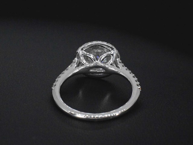 Witgouden entourage ring met diamanten en een briljant - afbeelding 9 van  10