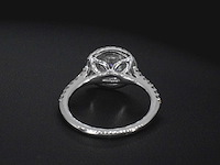 Witgouden entourage ring met diamanten en een briljant - afbeelding 9 van  10