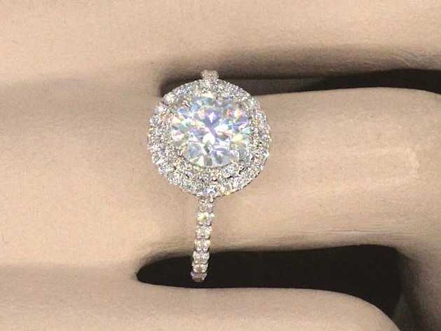 Witgouden entourage ring met diamanten en een briljant - afbeelding 10 van  10