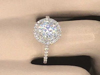 Witgouden entourage ring met diamanten en een briljant - afbeelding 10 van  10
