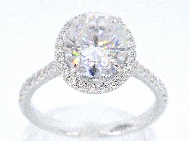 Witgouden entourage ring met diamanten en een gemaakte ovale briljant - afbeelding 1 van  11