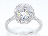 Witgouden entourage ring met diamanten en een gemaakte ovale briljant - afbeelding 1 van  11