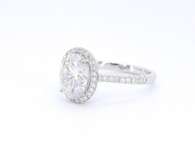 Witgouden entourage ring met diamanten en een gemaakte ovale briljant - afbeelding 10 van  11