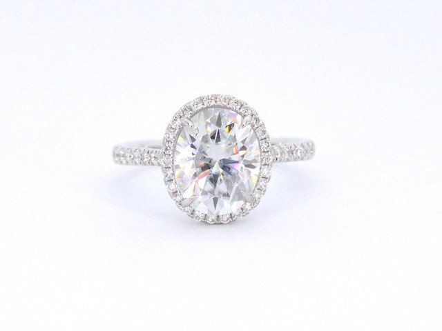 Witgouden entourage ring met diamanten en een gemaakte ovale briljant - afbeelding 8 van  11