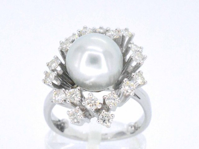 Witgouden entourage ring met diamanten en een zuidzee parel - afbeelding 1 van  10