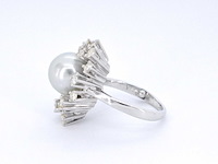 Witgouden entourage ring met diamanten en een zuidzee parel - afbeelding 6 van  10