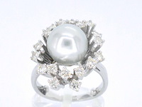Witgouden entourage ring met diamanten en een zuidzee parel - afbeelding 1 van  8