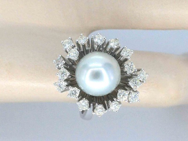 Witgouden entourage ring met diamanten en een zuidzee parel - afbeelding 2 van  8