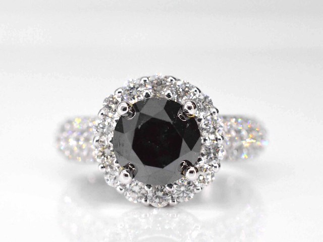 Witgouden entourage ring met diamanten en een zwarte diamant (enhanced) - afbeelding 1 van  8