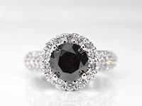 Witgouden entourage ring met diamanten en een zwarte diamant (enhanced)