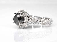 Witgouden entourage ring met diamanten en een zwarte diamant (enhanced) - afbeelding 4 van  8