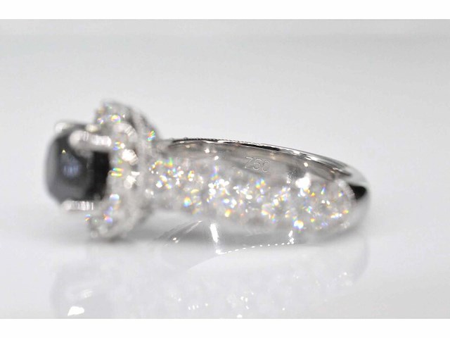 Witgouden entourage ring met diamanten en een zwarte diamant (enhanced) - afbeelding 6 van  8