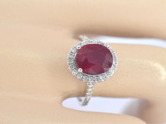 Witgouden entourage ring met diamanten en robijn - afbeelding 4 van  11