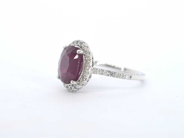 Witgouden entourage ring met diamanten en robijn - afbeelding 6 van  11