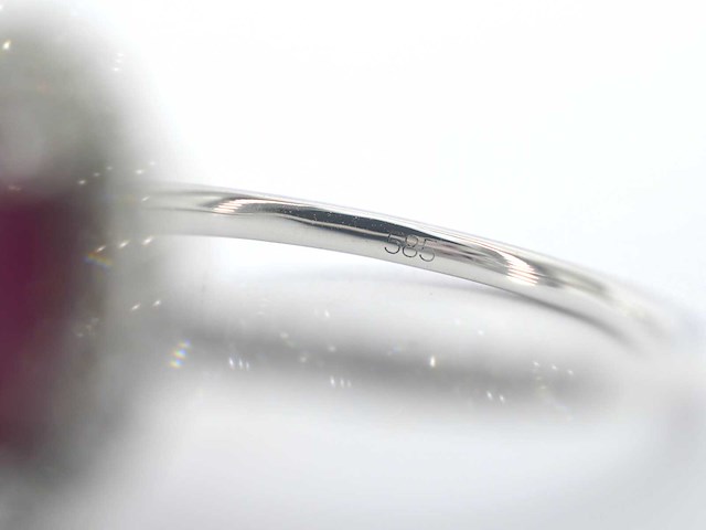 Witgouden entourage ring met diamanten en robijn - afbeelding 9 van  11