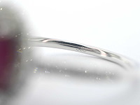 Witgouden entourage ring met diamanten en robijn - afbeelding 9 van  11