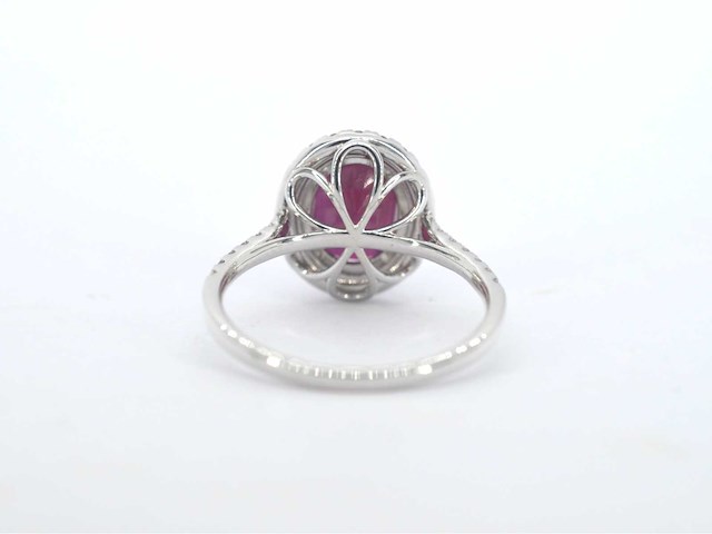 Witgouden entourage ring met diamanten en robijn - afbeelding 10 van  11