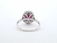 Witgouden entourage ring met diamanten en robijn - afbeelding 10 van  11