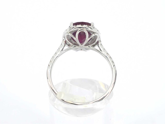 Witgouden entourage ring met diamanten en robijn - afbeelding 11 van  11