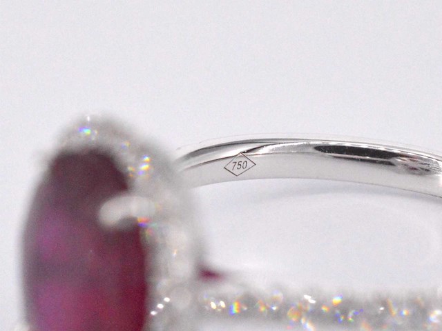 Witgouden entourage ring met diamanten en robijn - afbeelding 2 van  10