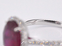 Witgouden entourage ring met diamanten en robijn - afbeelding 2 van  10