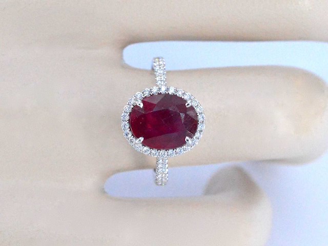 Witgouden entourage ring met diamanten en robijn - afbeelding 3 van  10