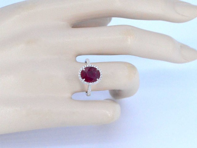 Witgouden entourage ring met diamanten en robijn - afbeelding 4 van  10