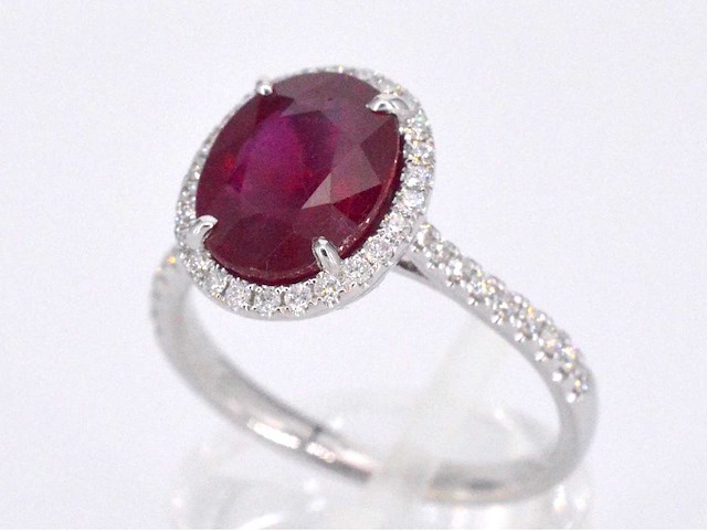 Witgouden entourage ring met diamanten en robijn - afbeelding 6 van  10