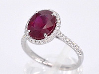 Witgouden entourage ring met diamanten en robijn - afbeelding 6 van  10