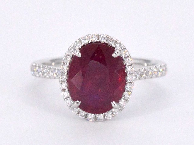 Witgouden entourage ring met diamanten en robijn - afbeelding 8 van  10