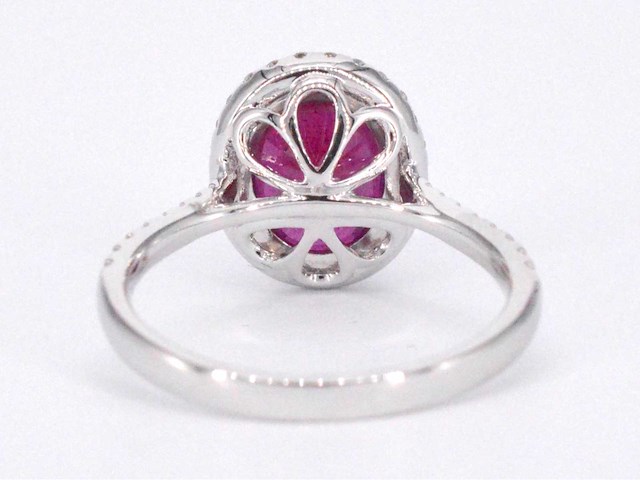 Witgouden entourage ring met diamanten en robijn - afbeelding 9 van  10