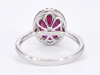 Witgouden entourage ring met diamanten en robijn - afbeelding 9 van  10