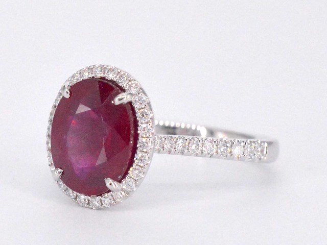 Witgouden entourage ring met diamanten en robijn - afbeelding 10 van  10