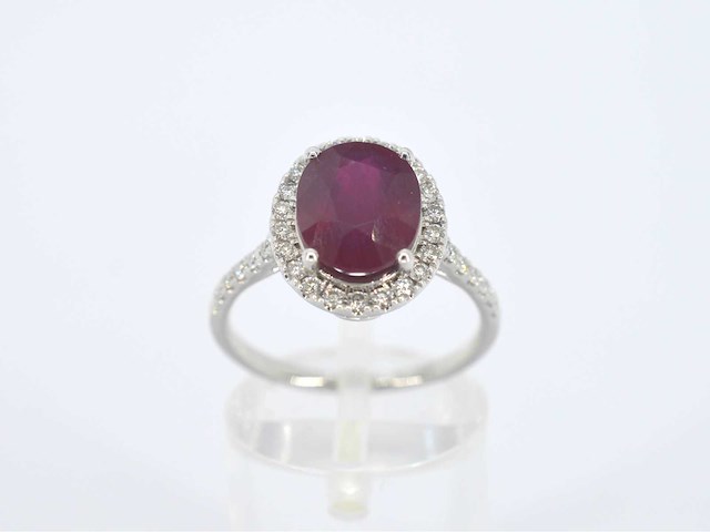 Witgouden entourage ring met diamanten en robijn - afbeelding 8 van  11